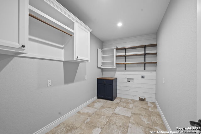 Image 18 of 66 For 622 Dickson N