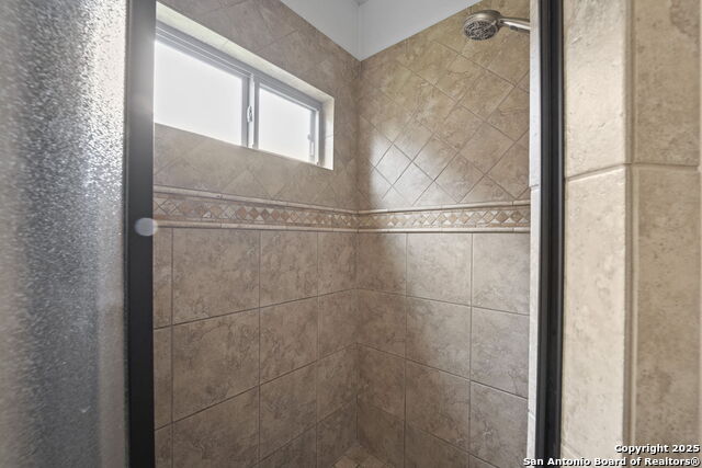 Image 37 of 66 For 622 Dickson N