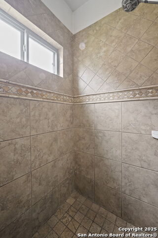 Image 38 of 66 For 622 Dickson N