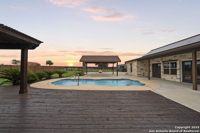 Image 4 of 66 For 622 Dickson N