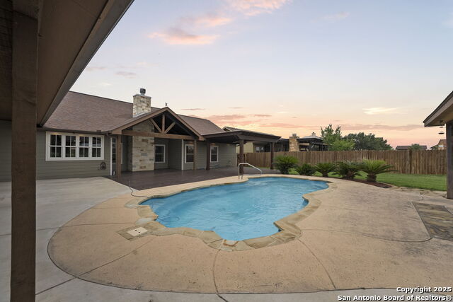 Image 5 of 66 For 622 Dickson N