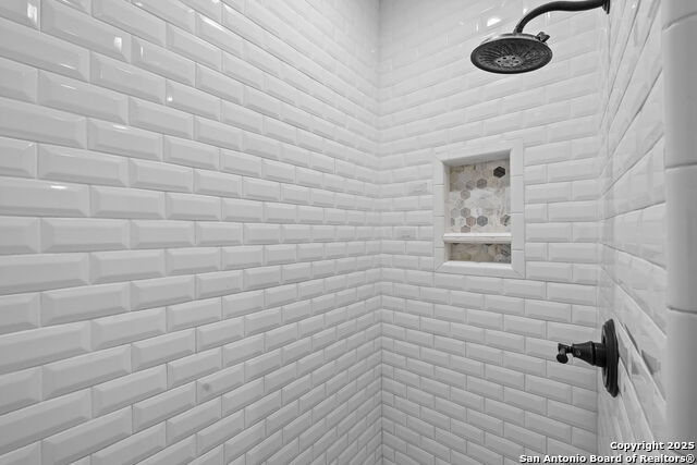 Image 53 of 66 For 622 Dickson N