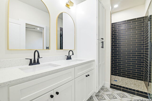 Listing photo id 15 for 1801 W Southcross Blvd