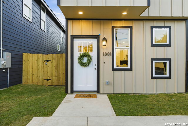 Listing photo id 1 for 1801 W Southcross Blvd