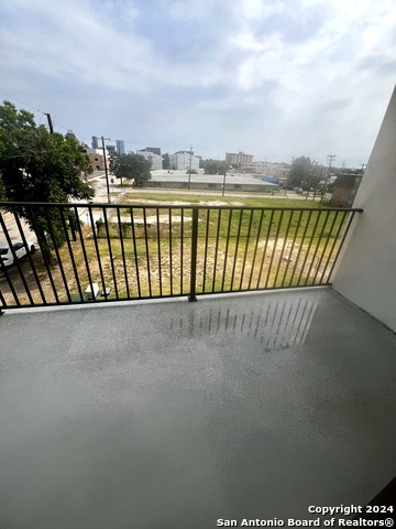 Image 11 of 27 For 310 W Evergreen St #114