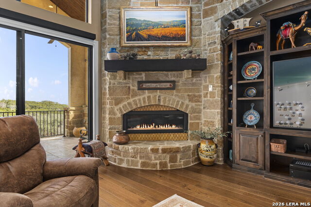 Listing photo id 13 for 1039 Bluewater Place