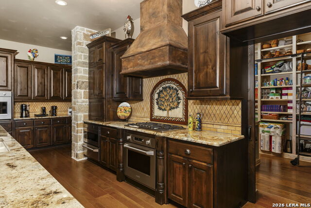 Listing photo id 24 for 1039 Bluewater Place