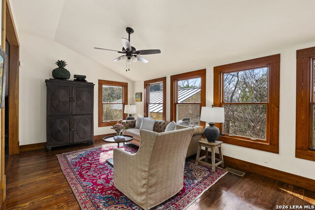 Image 14 of 47 For 107 High Street