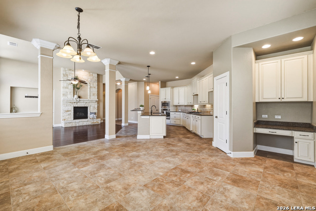 Image 18 of 52 For 1002 Gazania Hill