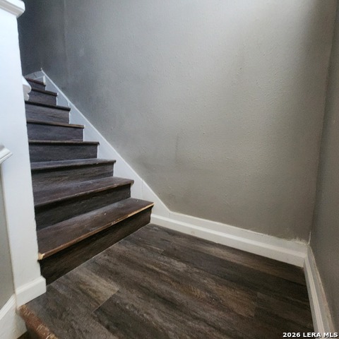 Image 4 of 11 For 1027 Mistletoe  2