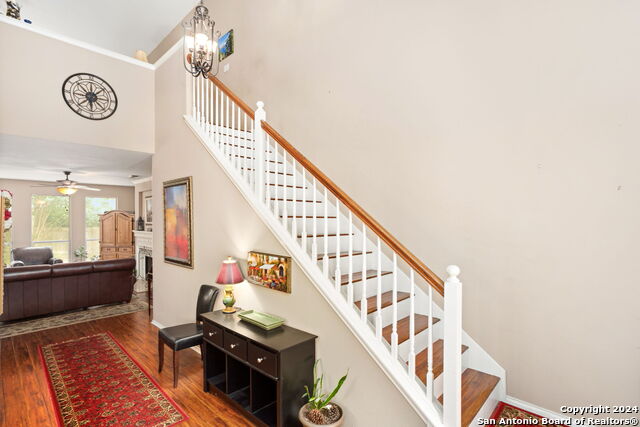 Listing photo id 3 for 8807 Brae Ridge