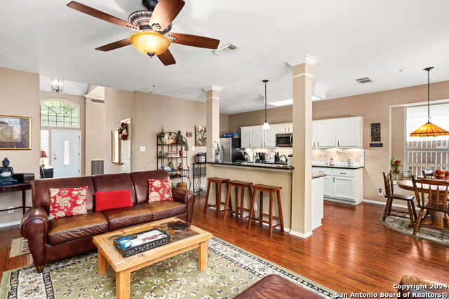 Listing photo id 5 for 8807 Brae Ridge
