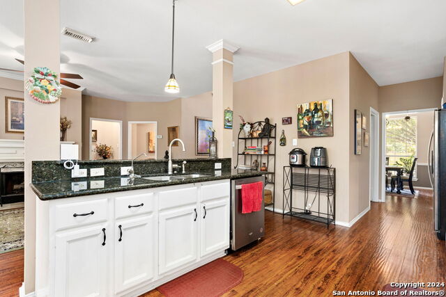 Listing photo id 7 for 8807 Brae Ridge
