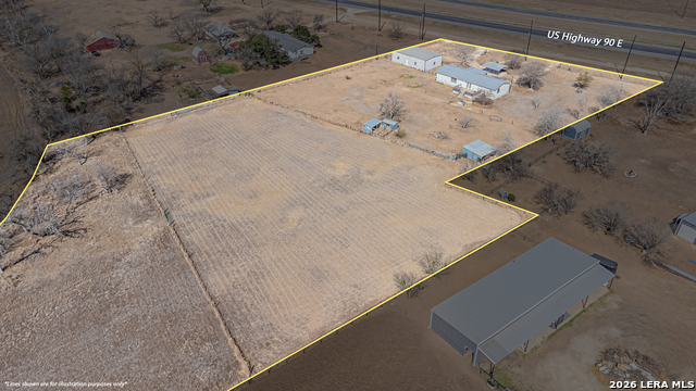 Listing photo id 15 for 3124 Hwy 90 E