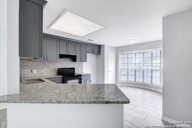 Image 4 of 28 For 5531 Ivanhoe St