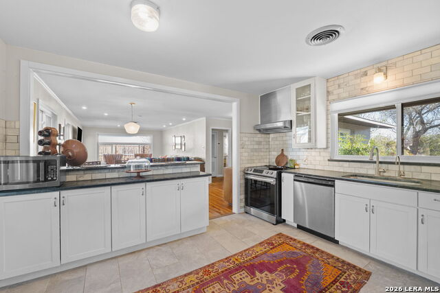 Image 13 of 30 For 221 Seford Dr