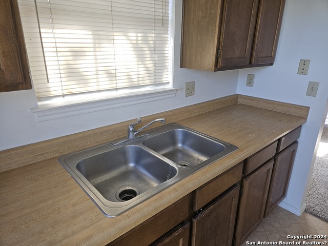 Listing photo id 3 for 5319 Ashbury Dr