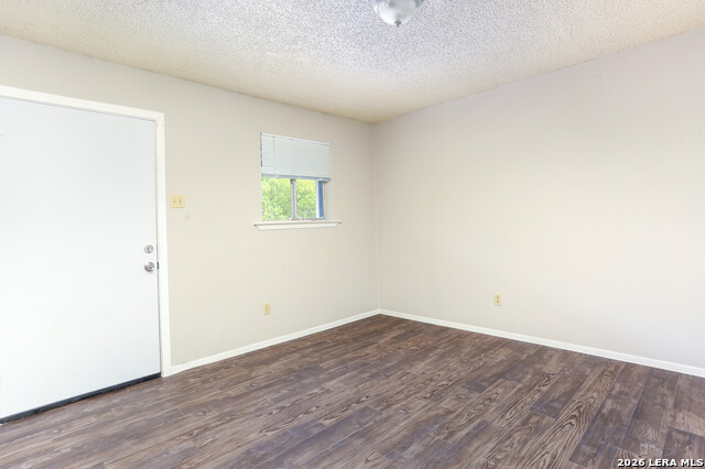 Image 4 of 7 For 102 Cheryl Dr E 2