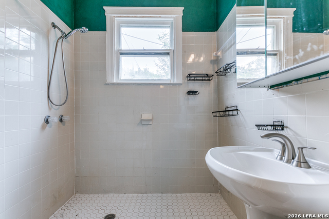 Image 17 of 22 For 521 Kayton  