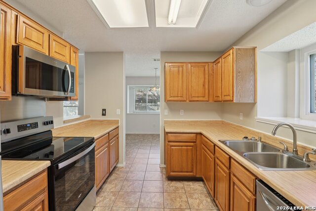 Listing photo id 7 for 1101 Andre  