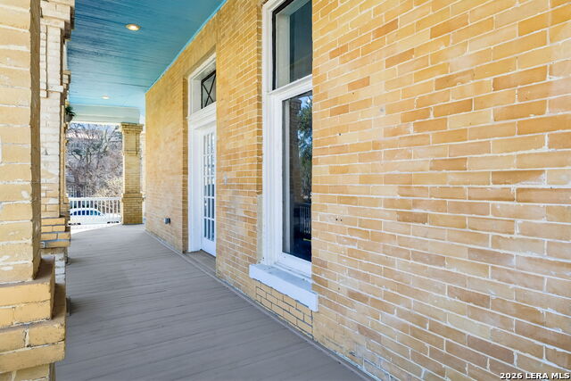 Image 11 of 68 For 339 Woodlawn Ave W