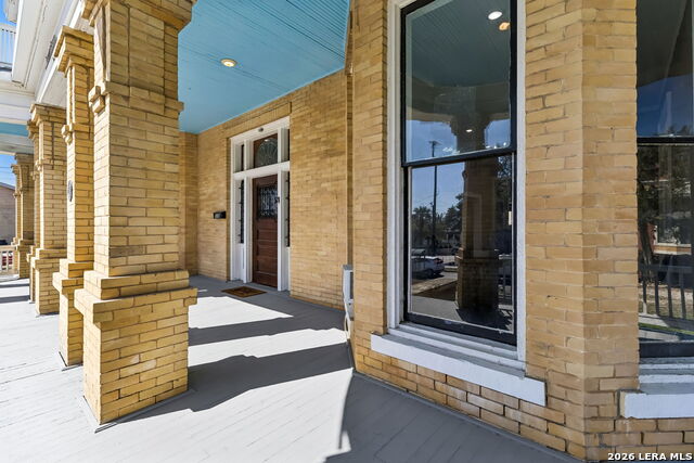 Image 13 of 68 For 339 Woodlawn Ave W