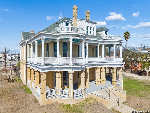 Image 3 of 68 For 339 Woodlawn Ave W