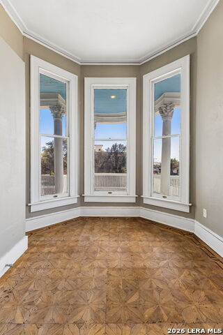 Image 35 of 68 For 339 Woodlawn Ave W