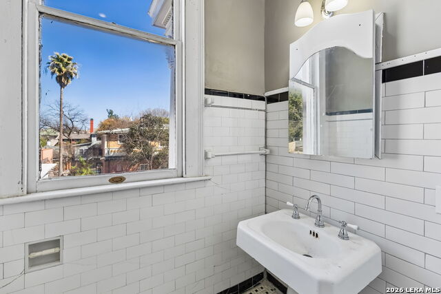 Image 38 of 68 For 339 Woodlawn Ave W