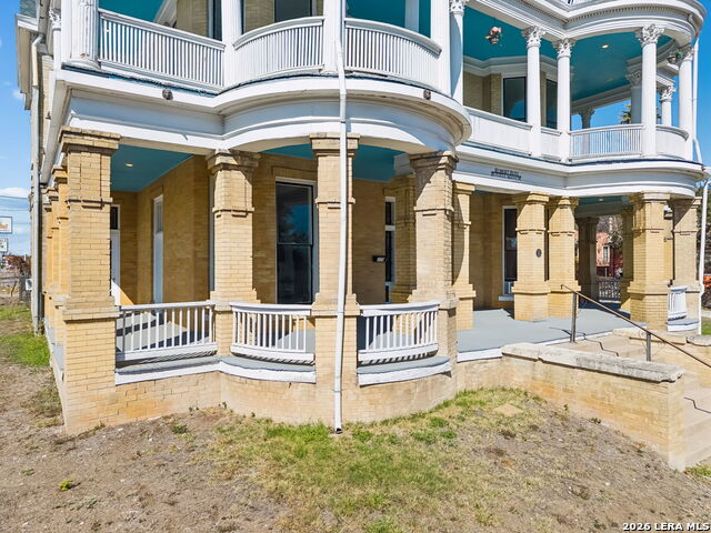 Image 4 of 68 For 339 Woodlawn Ave W