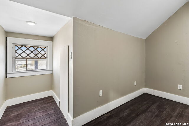 Image 46 of 68 For 339 Woodlawn Ave W