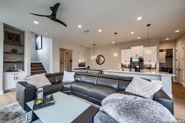 Image 10 of 37 For 819 Saint James