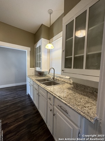 Image 10 of 37 For 2246 Houston St E