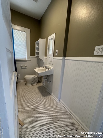 Image 14 of 37 For 2246 Houston St E