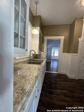 Image 15 of 37 For 2246 Houston St E