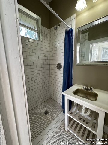 Image 17 of 37 For 2246 Houston St E