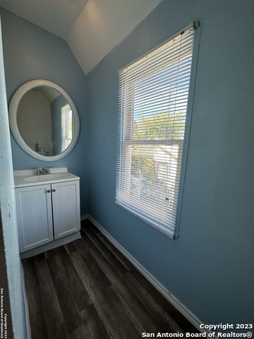 Image 28 of 37 For 2246 Houston St E