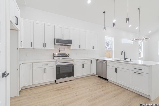 Image 10 of 30 For 915 Saint James