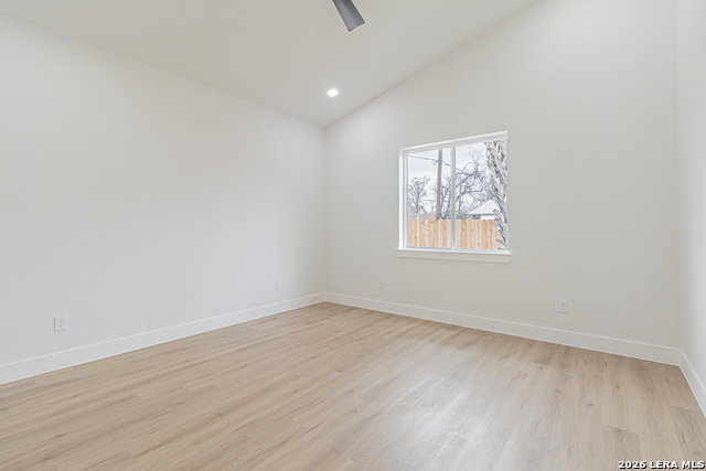 Image 14 of 30 For 915 Saint James