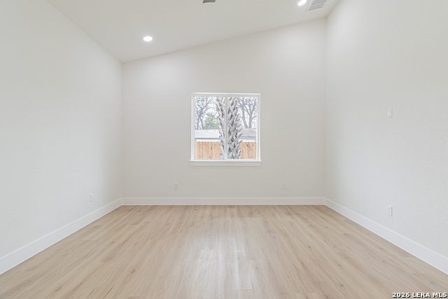 Image 15 of 30 For 915 Saint James