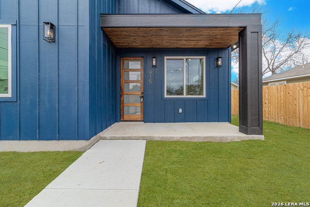 Image 2 of 30 For 915 Saint James