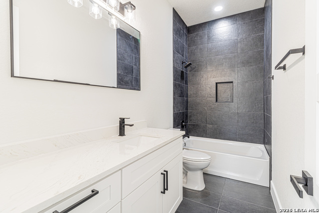 Image 24 of 30 For 915 Saint James