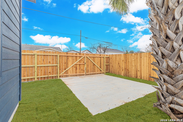 Image 29 of 30 For 915 Saint James