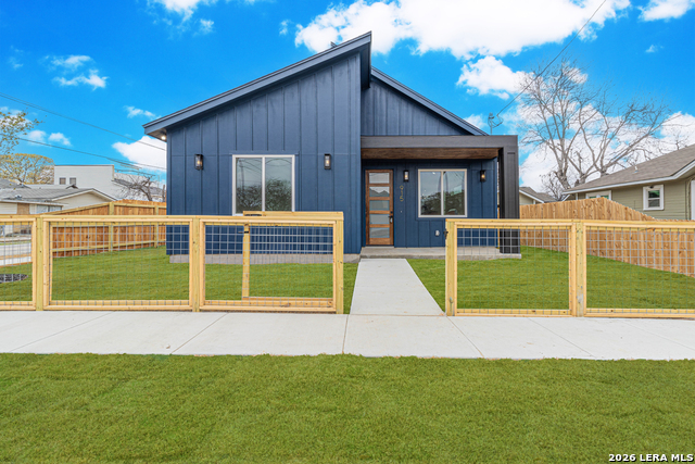 Image 3 of 30 For 915 Saint James