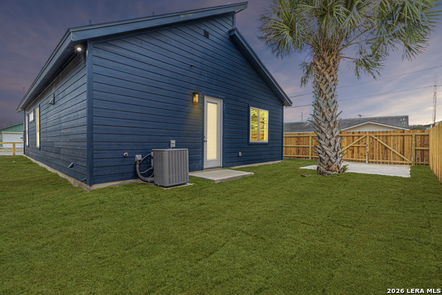 Image 30 of 30 For 915 Saint James