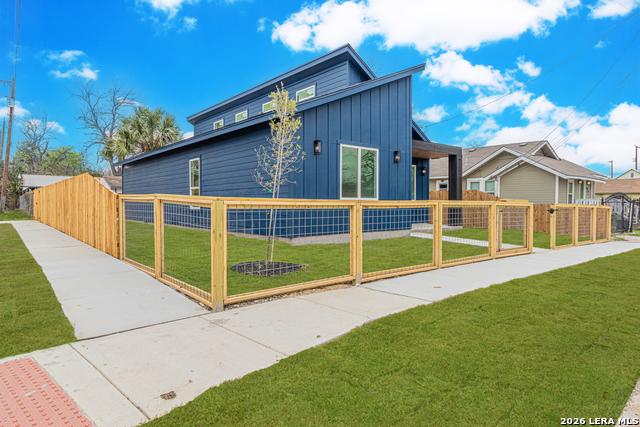 Image 4 of 30 For 915 Saint James