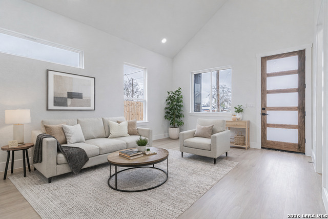 Image 5 of 30 For 915 Saint James