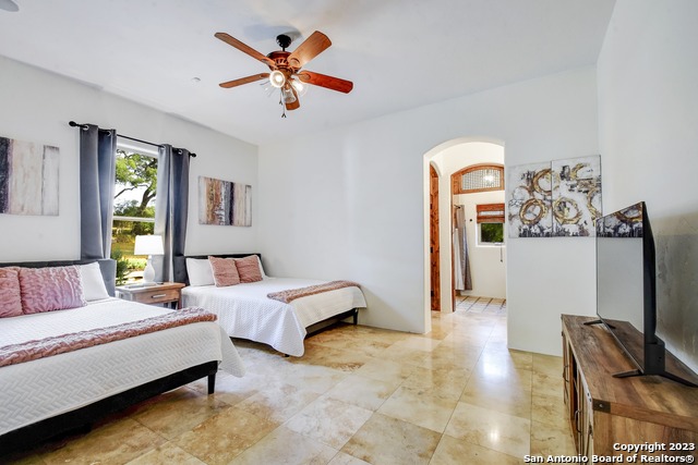 Listing photo id 29 for 202 Waterstone Pkwy