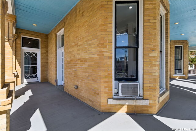 Image 12 of 93 For 339 Woodlawn Ave W