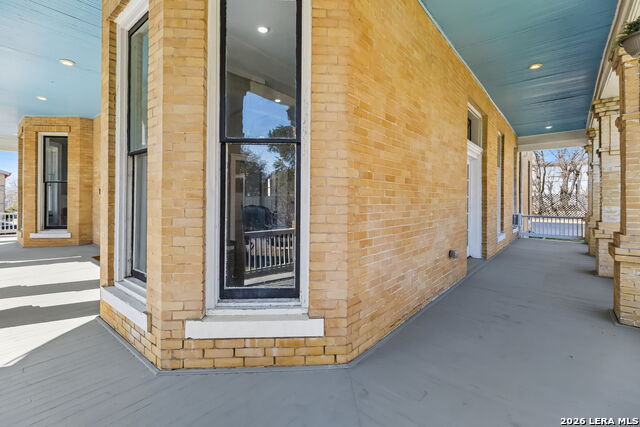 Image 14 of 93 For 339 Woodlawn Ave W